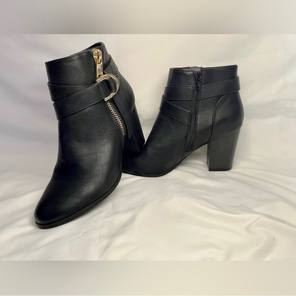 Women's APT. 9 Black Ankle Booties (8.5)